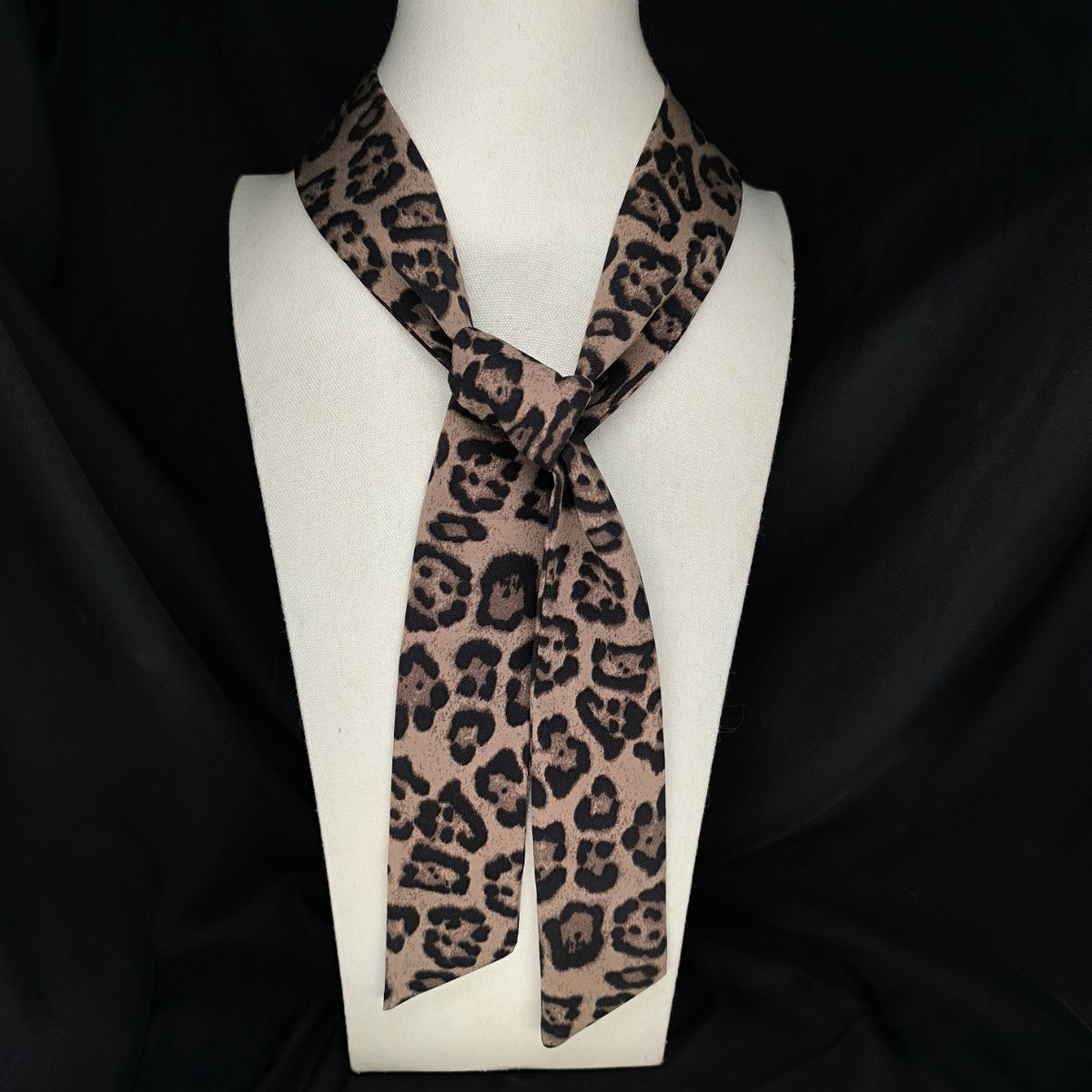 Leopard print silk scarf for women, 2024 autumn/winter new high-end ribbon, pure and alluring style, spicy slim neck warmer