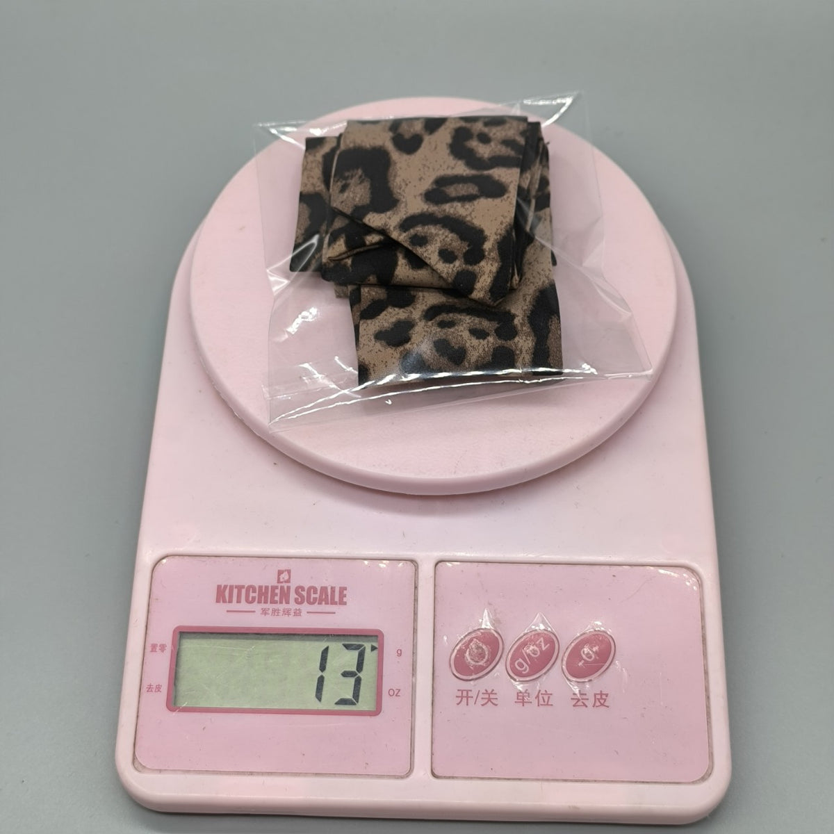 Leopard print silk scarf for women, 2024 autumn/winter new high-end ribbon, pure and alluring style, spicy slim neck warmer