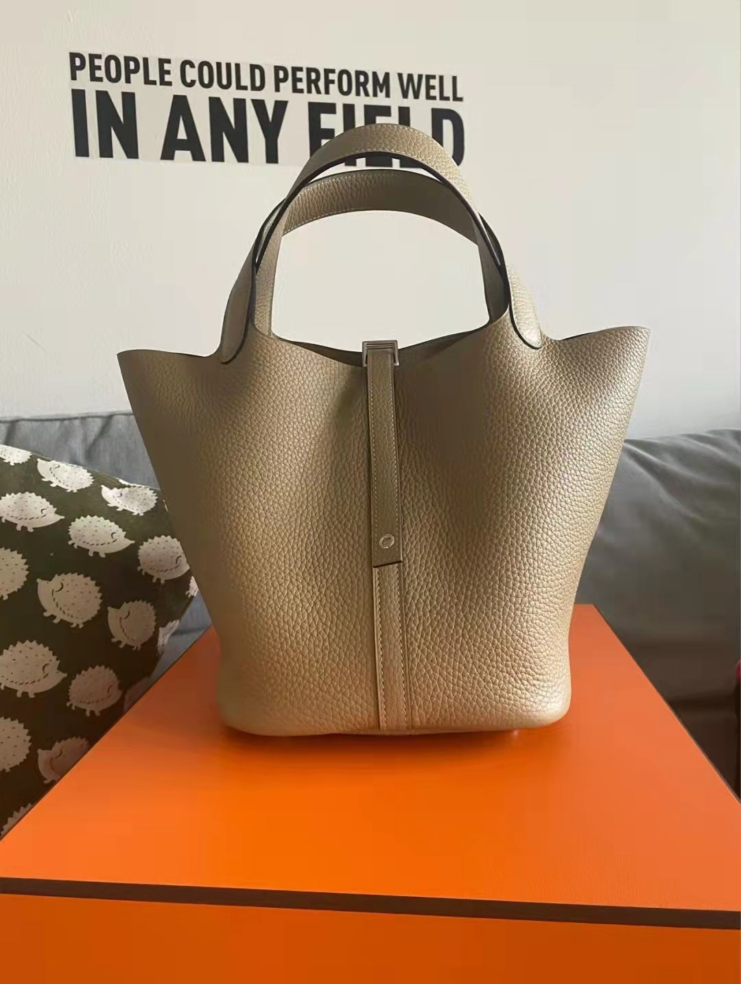 High version full set of packaging, first layer cowhide vegetable basket bag, fashionable and versatile bucket bag, leather simple handbag, women