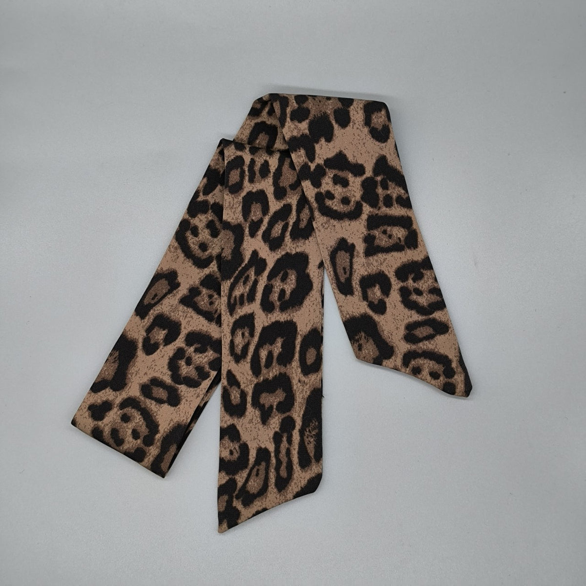 Leopard print silk scarf for women, 2024 autumn/winter new high-end ribbon, pure and alluring style, spicy slim neck warmer