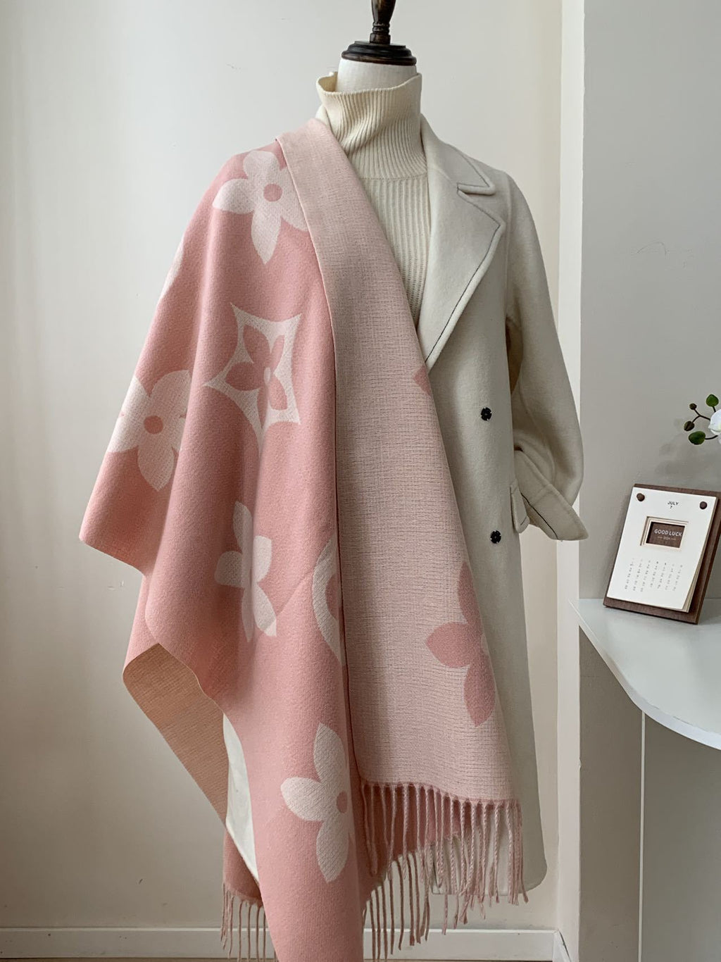 New European and American winter bestseller cashmere scarf women's monogram high-end versatile shawl with thickened neck warmer
