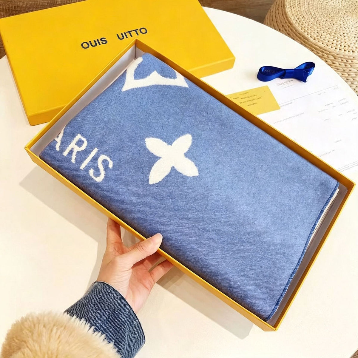 Correct high-end four-leaf clover fashion Scarf