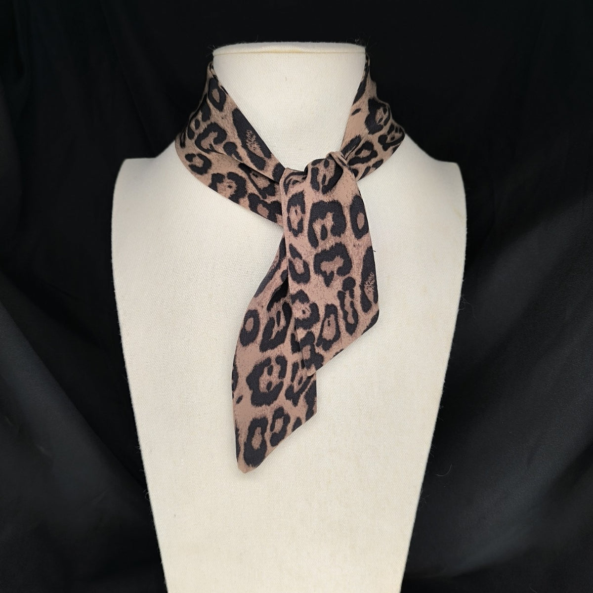 Leopard print silk scarf for women, 2024 autumn/winter new high-end ribbon, pure and alluring style, spicy slim neck warmer