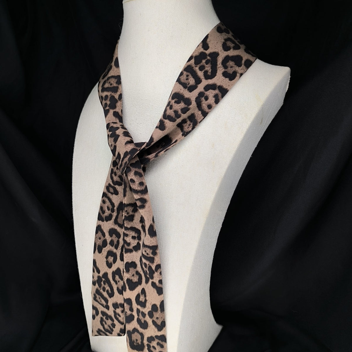 Leopard print silk scarf for women, 2024 autumn/winter new high-end ribbon, pure and alluring style, spicy slim neck warmer